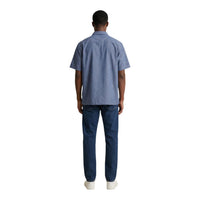 Image 3 : Détail du col classique et des boutons de la chemise Armani Exchange homme en coton bleu chambray — Delvale