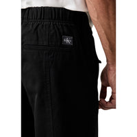 Image 4 : Pantalon Calvin Klein Jeans homme noir, styling complet, look urbain — Delvale
