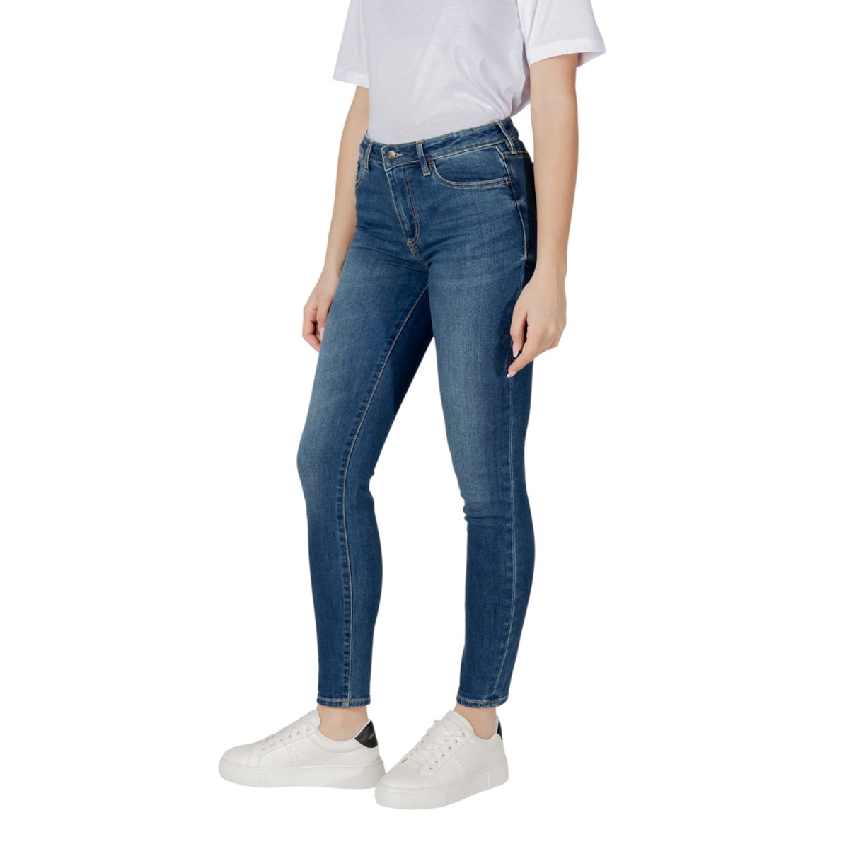 Image 3 : Jean femme Armani Exchange bleu azur coupe moderne vue portée — delvale