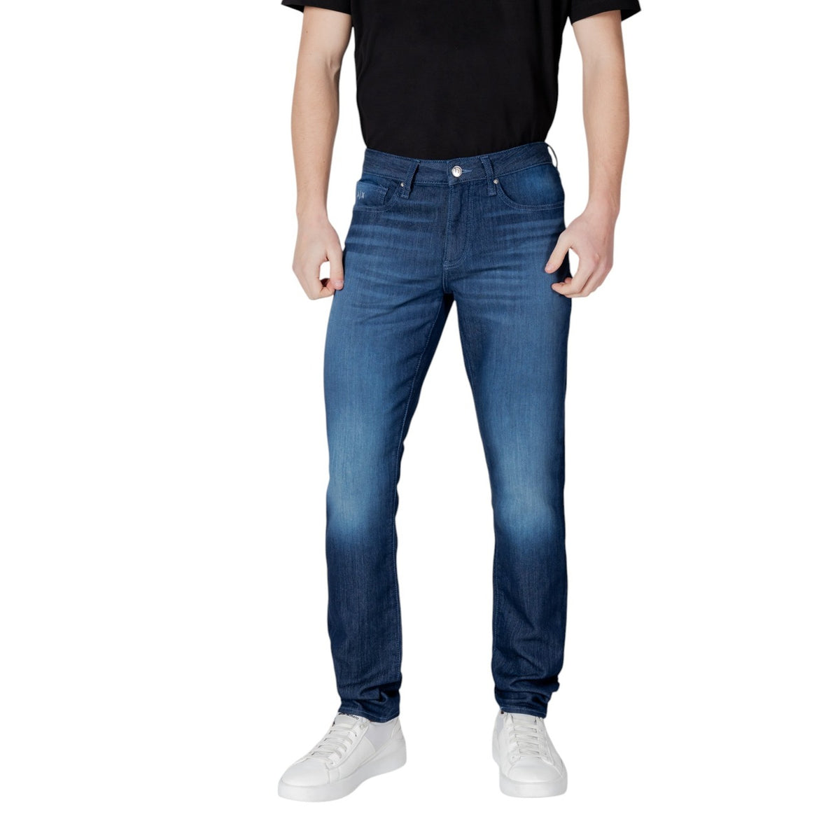 Image 4 : Jean Armani Exchange homme bleu porté, coupe ajustée moderne — Delvale