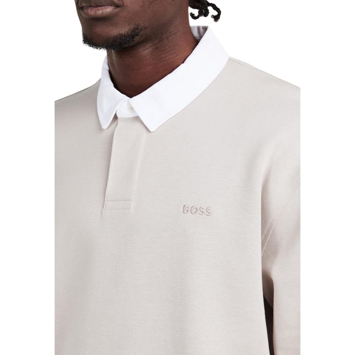 Polo Boss homme manches longues beige sable col blanc logo Boss brodé ton sur ton zoom poitrine