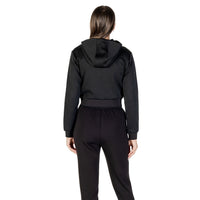 Image 2 : Détail monogramme Guess embossé sur sweat crop noir femme surface satinée — delvale