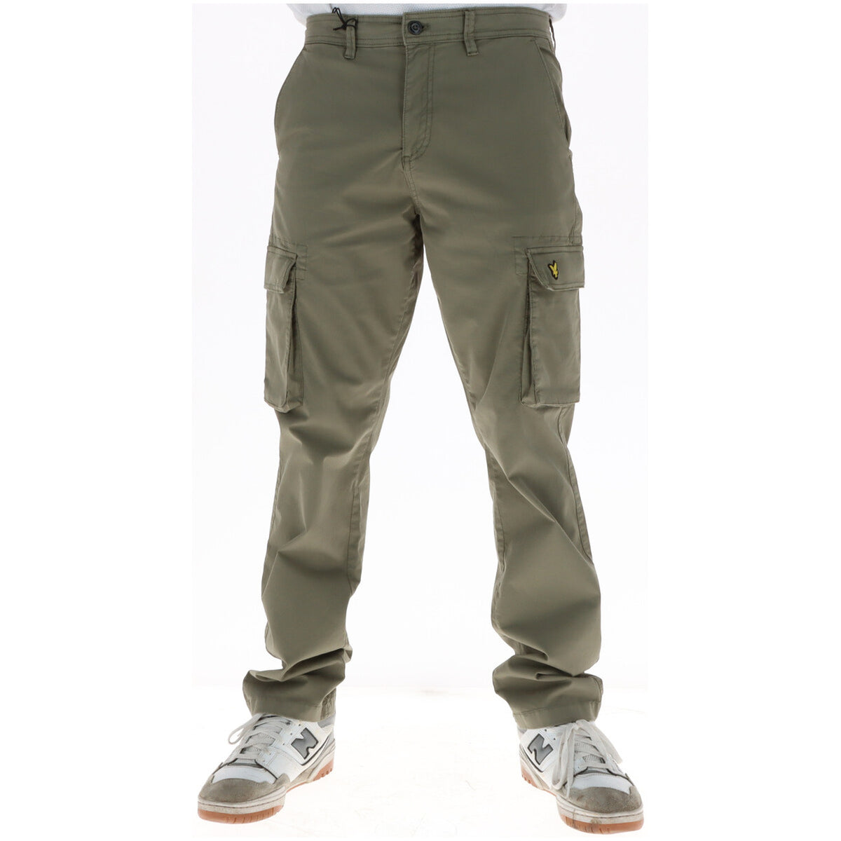 Image 4 : Gros plan sur le logo aigle Lyle & Scott brodé en doré sur la cuisse du pantalon cargo marine homme — Delvale