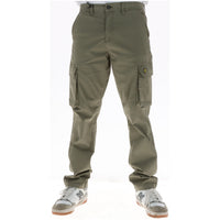 Image 4 : Gros plan sur le logo aigle Lyle & Scott brodé en doré sur la cuisse du pantalon cargo marine homme — Delvale