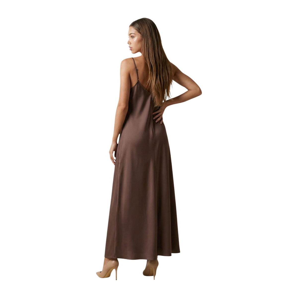 Image 2 : Robe longue Only satinée brun chocolat à silhouette évasée, portée avec des escarpins beige nude, vue d'ensemble — Delvale