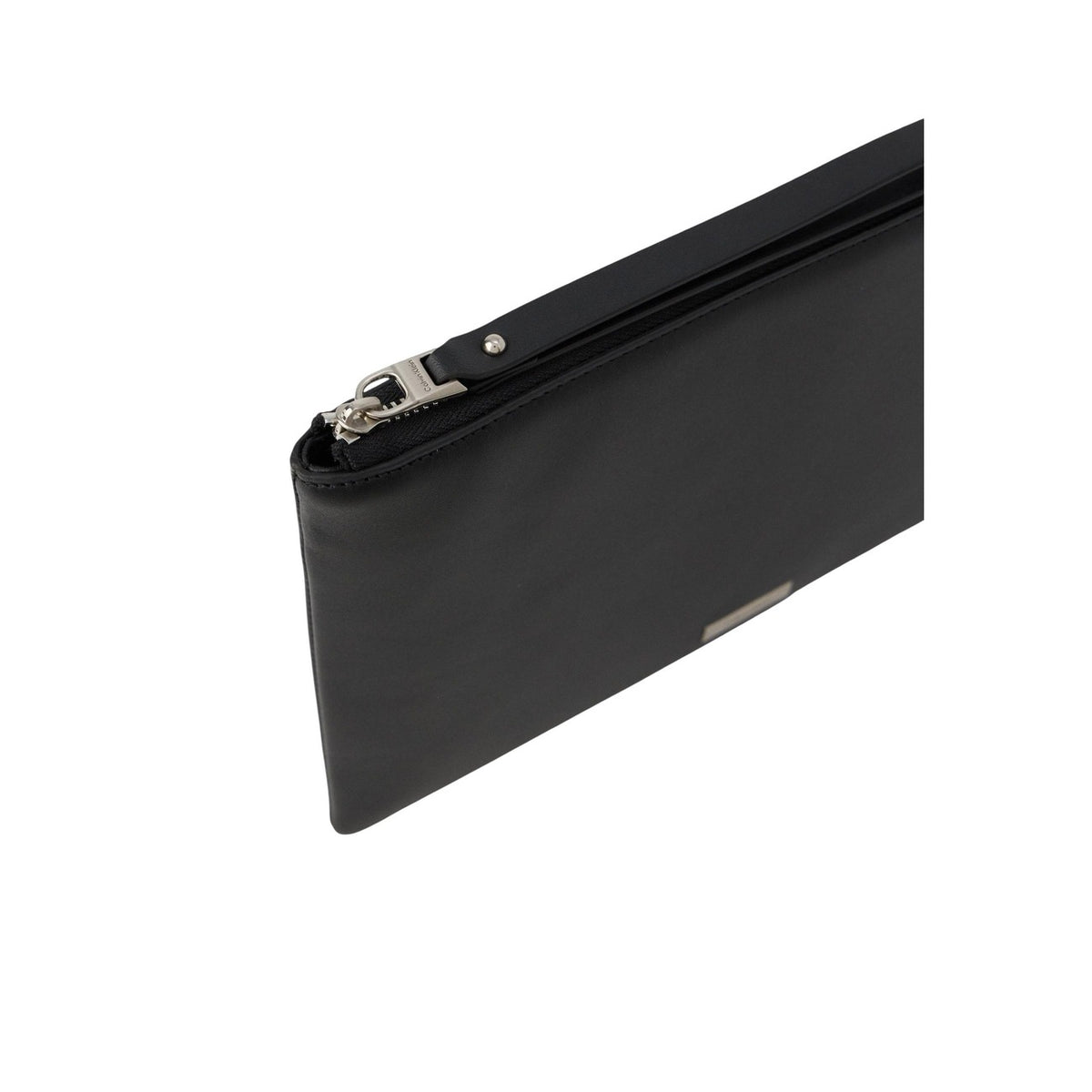 Image 3 : Détail pochette Calvin Klein homme cuir noir, zip argenté et finition premium épurée — Delvale