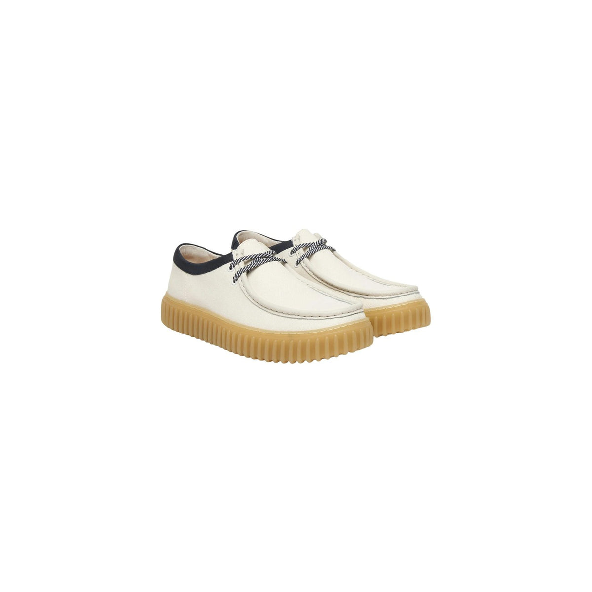 Image 2 : Vue de trois quarts avant du derby Clarks homme ecru avec passepoil navy et semelle gomme crêpe alvéolée — Delvale