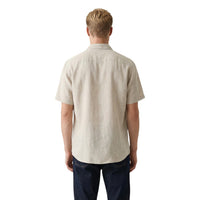 Image 4 : Chemise lin homme Gianni Lupo beige, détail de la matière et de la coupe — delvale