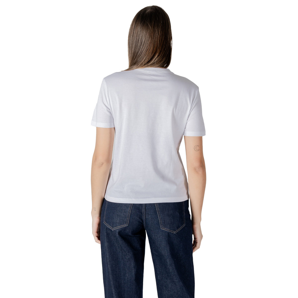 Image 2 : Détail du t-shirt blanc Calvin Klein Jeans femme, coupe moderne et féminine — delvale