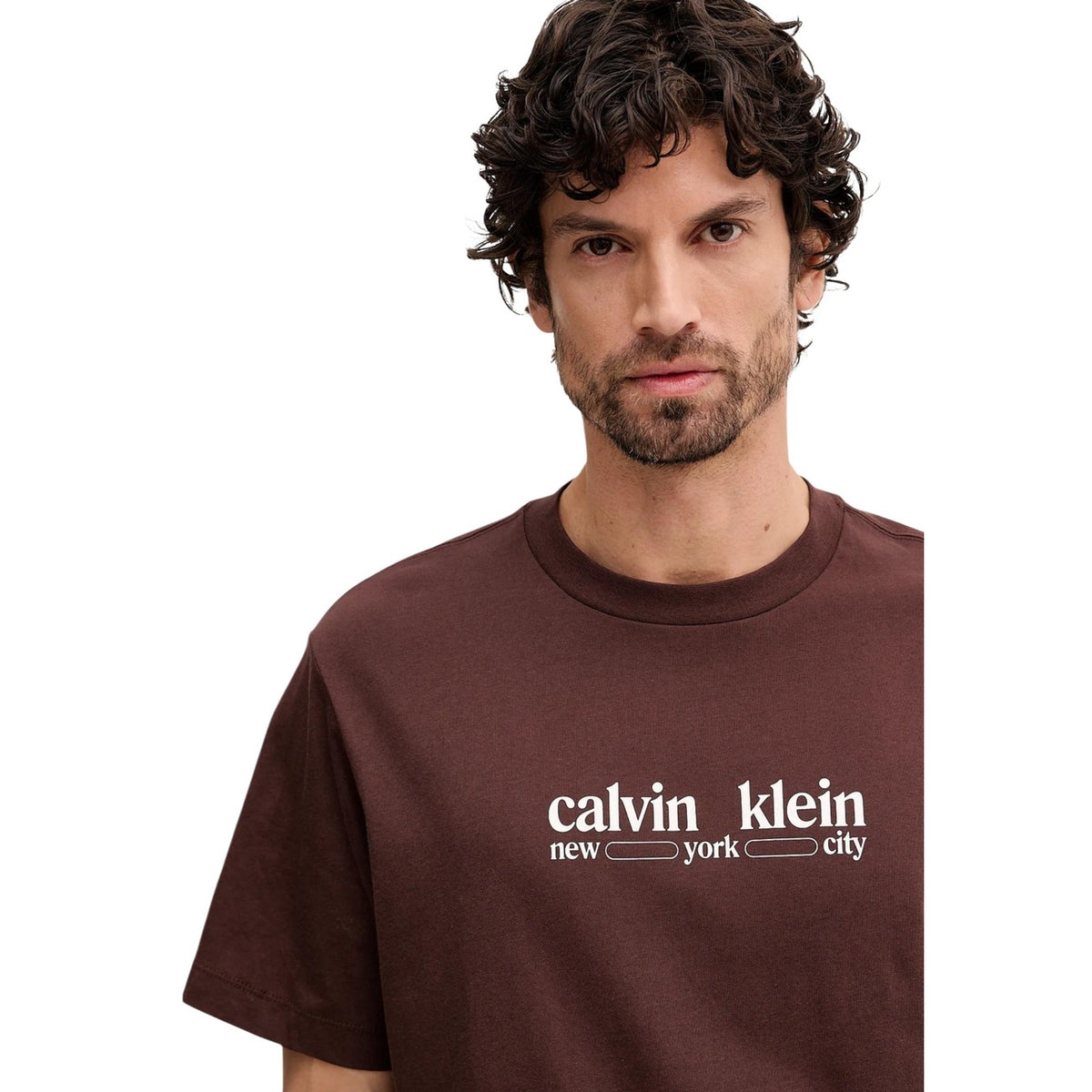 Image 4 : T-shirt Calvin Klein Jeans homme marron porté avec un jean brut foncé, style casual urbain — Delvale