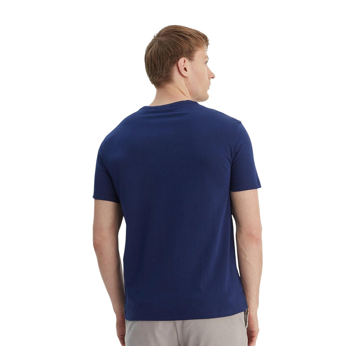 Image 2 : Vue de face du t-shirt Gant homme bleu marine, coupe classique col rond sur mannequin masculin — Delvale