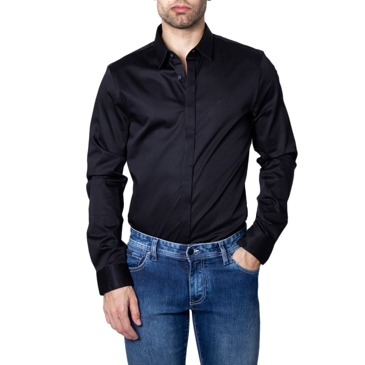 Image 4 : Chemise Armani Exchange blanche homme portée casual avec jean, style urbain raffiné — Delvale