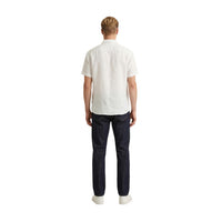 Image 3 : Détail du col en V et des boutons ton sur ton de la chemise lin Gianni Lupo blanc — Delvale