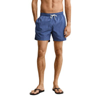 Image 5 : Short de bain Gant homme bleu marine, vue d'ensemble du modèle porté avec tongs marron — Delvale