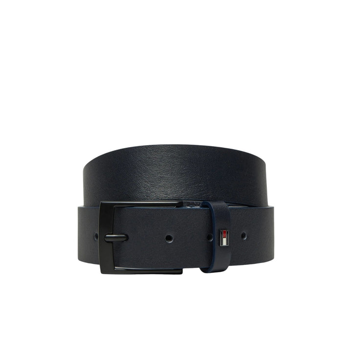 Image 1 : Ceinture Tommy Hilfiger homme en cuir bleu marine enroulée, boucle rectangulaire noire mate avec badge logo tricolore, vue de face — Delvale