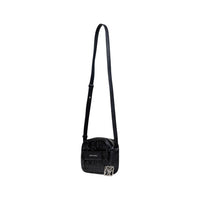 Image 2 : Gros plan sur le texte ARMANI EXCHANGE gaufré en relief sur la surface grainée noire du sac bandoulière femme — Delvale