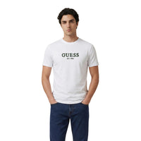 Image 5 : T-shirt Guess homme beige style casual, mise en situation — Delvale
