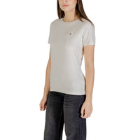Image 3 : T-shirt Guess Active femme beige avec logo triangle, vue portée — delvale
