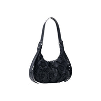 Image 2 : Détail du matelassé losanges noir et des appliques roses en relief du sac hobo Desigual — delvale