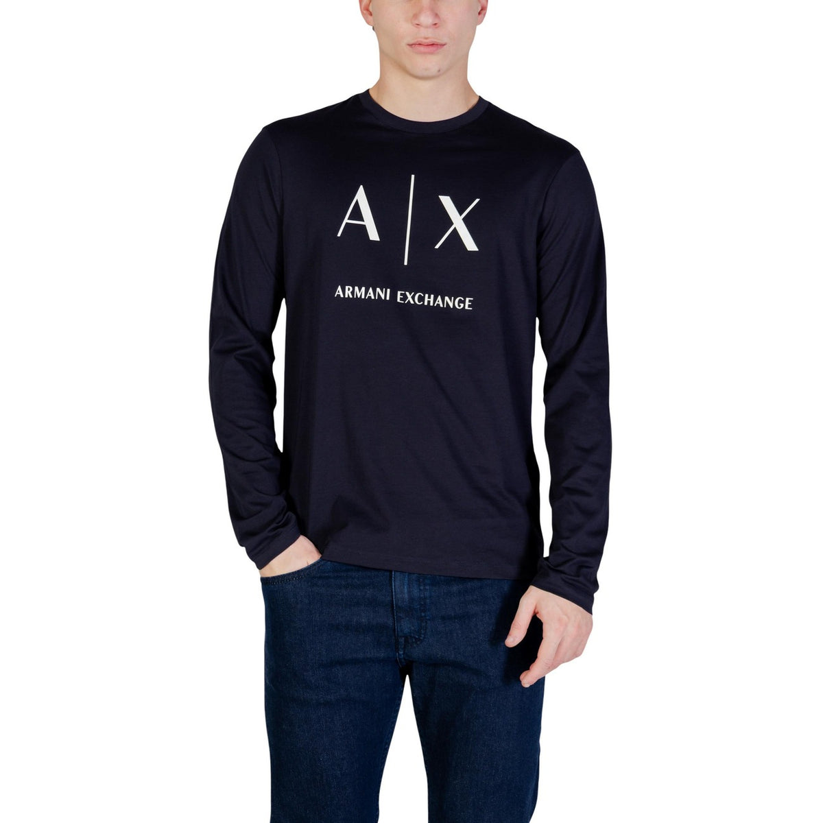 Image 4 : Pull Armani Exchange noir porté, coupe moderne et style décontracté chic — Delvale