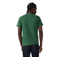 Image 2 : Vue de face du t-shirt Levi's® homme vert en pur coton, détail du col rond et du logo Levi's® — Delvale