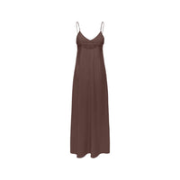 Image 4 : Vue complète de la robe maxi Only au tombé fluide satiné brun, mise en valeur sur mannequin en pied — Delvale