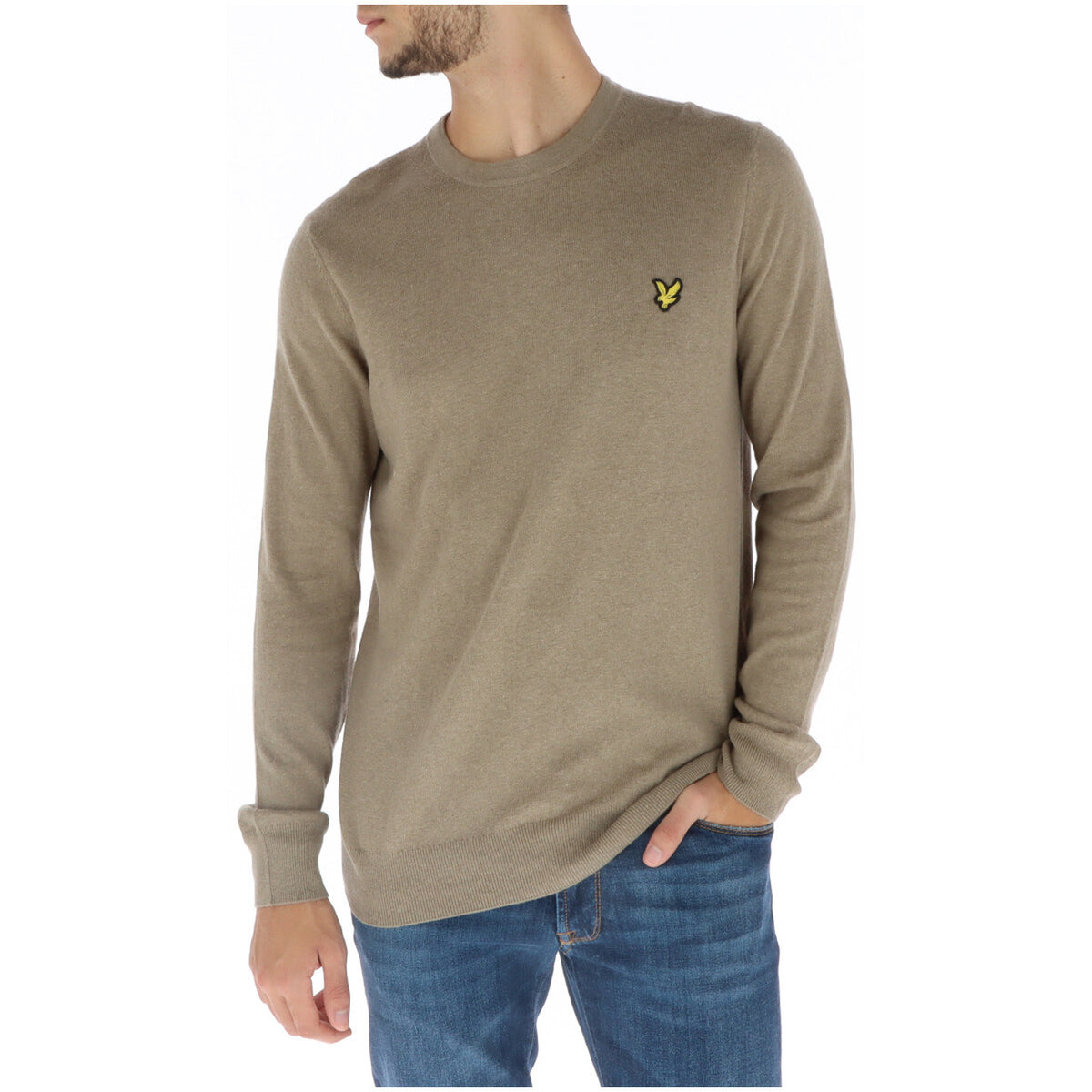 Image 6 : Détail logo Lyle & Scott sur pull homme bleu col rond — Delvale