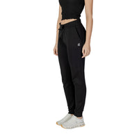 Image 3 : Pantalon jogging Armani Exchange noir femme porté, style urbain décontracté — Delvale