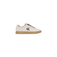 Image 1 : Basket Calvin Klein Jeans homme low-top vue de profil gauche, tige chamois crème, logo CK brodé bordeaux, lacets bordeaux et semelle gum caramel — Delvale