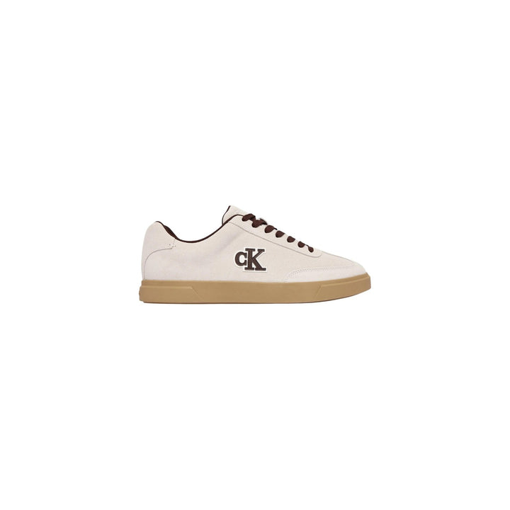 Image 1 : Basket Calvin Klein Jeans homme low-top vue de profil gauche, tige chamois crème, logo CK brodé bordeaux, lacets bordeaux et semelle gum caramel — Delvale