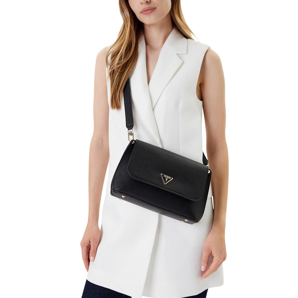 Image 2 : Détail du sac bandoulière Guess noir montrant la qualité du polyuréthane et les finitions — delvale