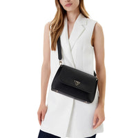 Image 2 : Détail du sac bandoulière Guess noir montrant la qualité du polyuréthane et les finitions — delvale