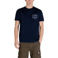 Image 1 : T-shirt homme Tommy Hilfiger Jeans bleu marine, logo signature brodé sur la poitrine, vue de face portée — Delvale