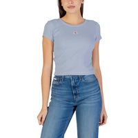 Image 6 : Look casual chic complet avec t-shirt crop côtelé lilas Calvin Klein Jeans et jean, style quotidien tendance — Delvale