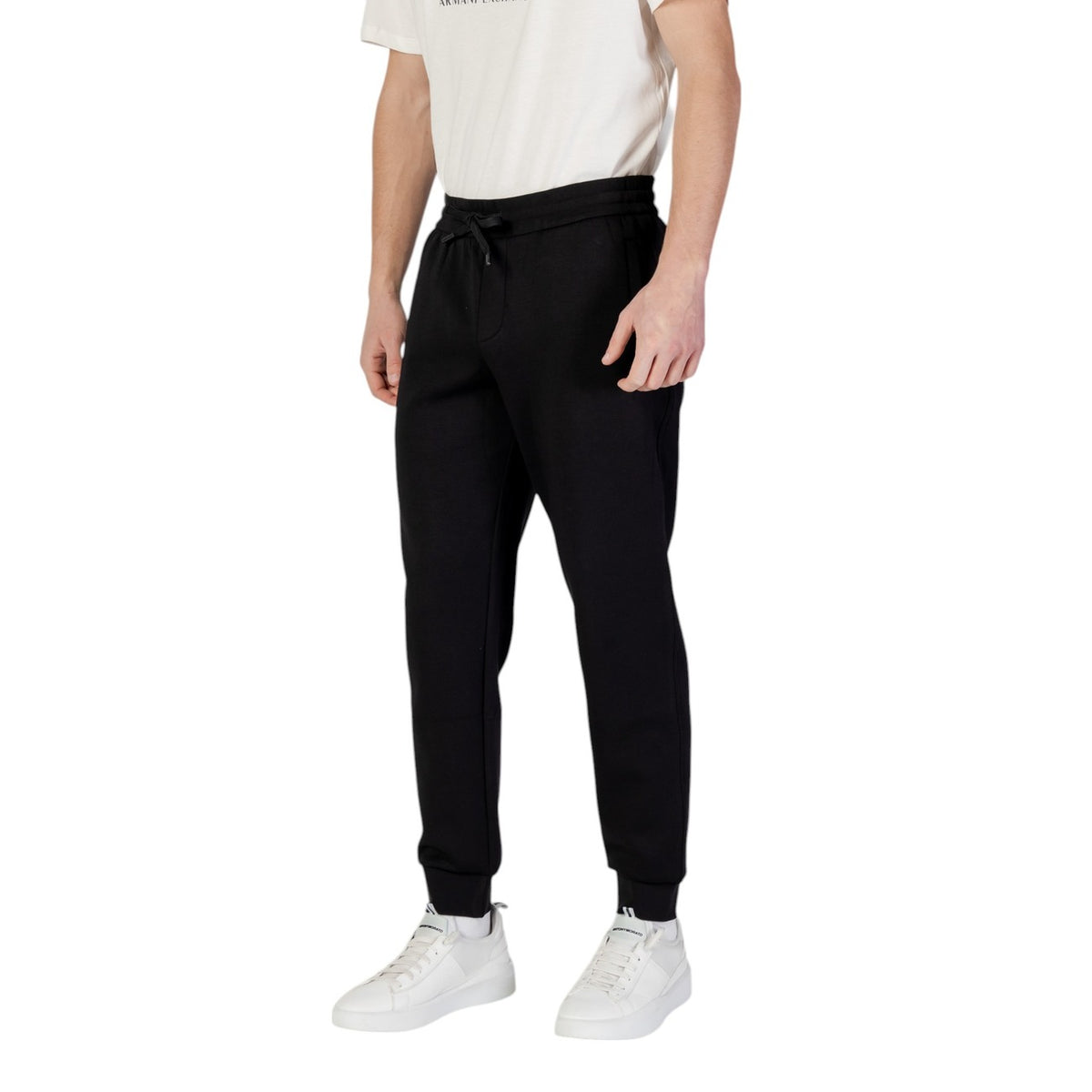 Armani Exchange jogging homme noir détail bas de jambe côtes élastiques vue rapprochée — Delvale