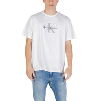 Image 4 : T-shirt Calvin Klein Jeans homme bleu porté style décontracté — Delvale