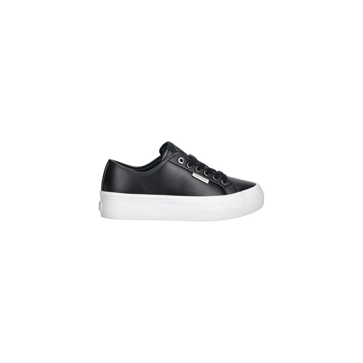 Image 1 : Baskets basses Calvin Klein Jeans femme en cuir lisse noir avec semelle plateforme blanche, vue de profil gauche — Delvale