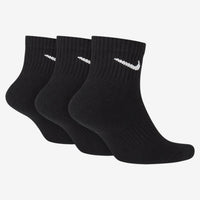 Image 2 : Détail du logo Swoosh brodé en blanc sur la tige des chaussettes Nike courtes noires — Delvale