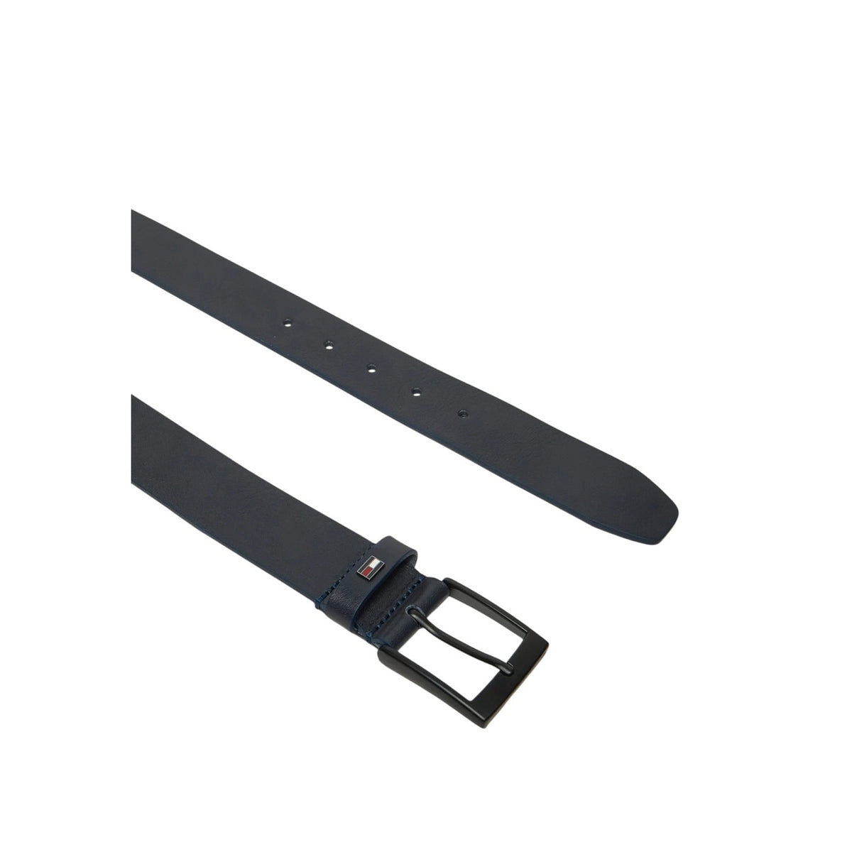 Image 2 : Détail de la boucle rectangulaire noire mate de la ceinture Tommy Hilfiger homme cuir bleu marine avec badge signature tricolore rouge blanc bleu — Delvale