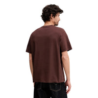 Image 3 : Détail du logo Calvin Klein New York City en lettres blanches sur t-shirt marron — Delvale