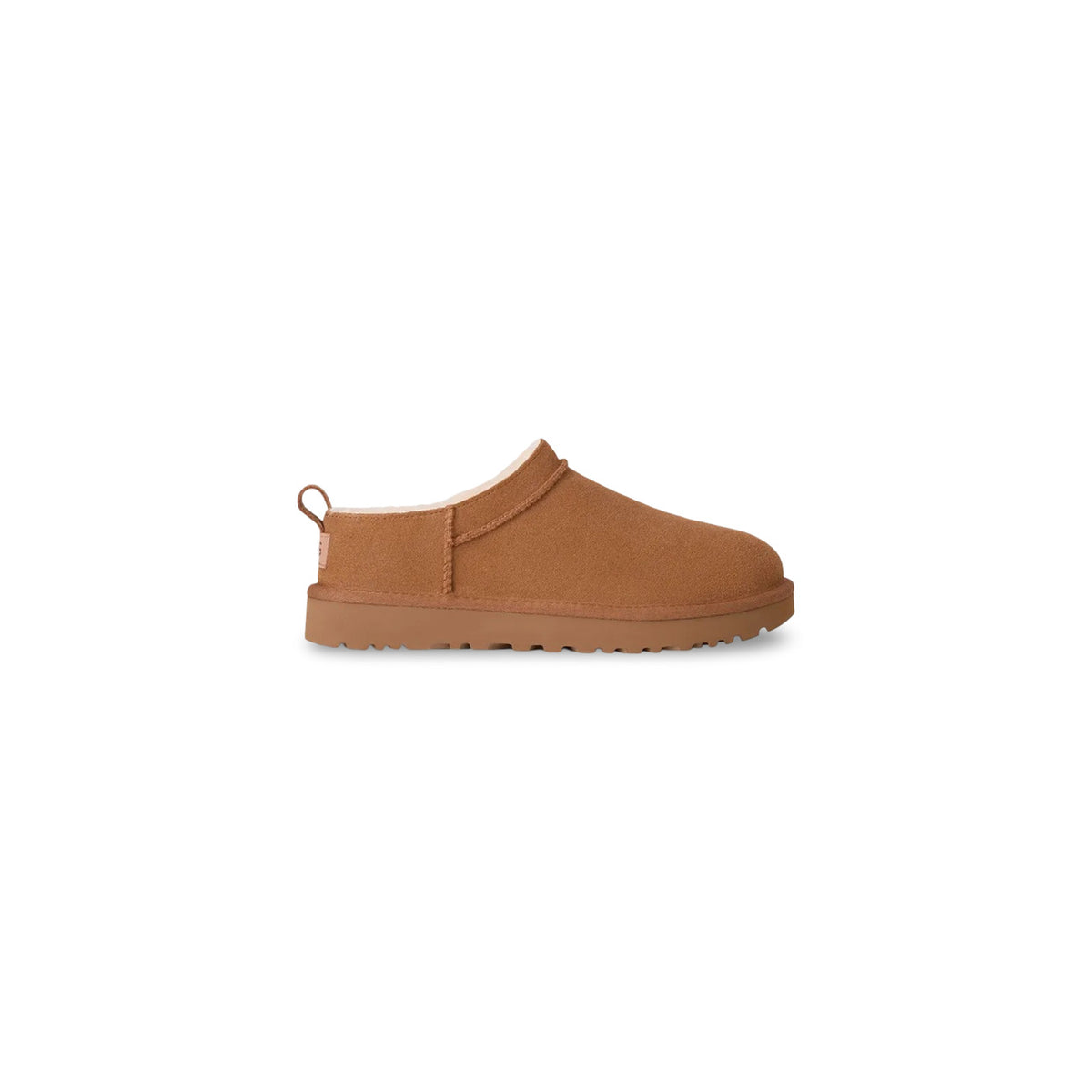 Image 1 : Chaussure basse UGG Classic Micro en suède camel, vue de profil gauche sur fond blanc — Delvale