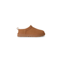 Image 1 : Chaussure basse UGG Classic Micro en suède camel, vue de profil gauche sur fond blanc — Delvale
