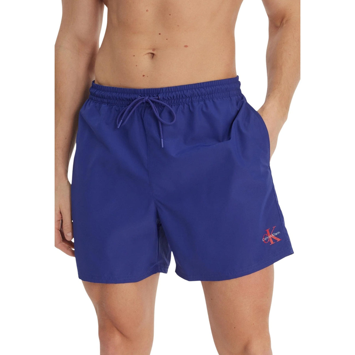 Image 4 : Short de bain Calvin Klein Jeans corail porté, coupe masculine — Delvale