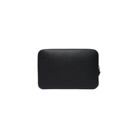 Image 2 : Détail du badge Tommy Hilfiger en relief et fermeture zippée gunmetal sur la pochette cuir grainé noir — Delvale