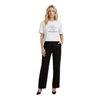 Image 2 : Détail broderie monogramme 1981 et inscription GUESS en losanges sur t-shirt crop blanc — delvale