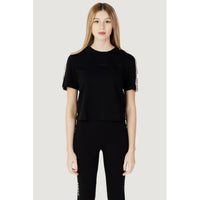 T-shirt crop Guess Active femme noir de face, bandes monogramme beige rosé aux épaules, logo GUESS ton sur ton, coupe carrée courte