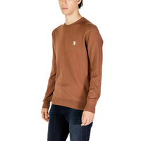 Image 3 : Détail des finitions côtelées en bas et aux poignets du pull homme U.S. Polo Assn. camel — Delvale
