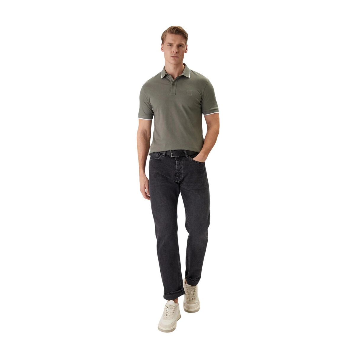 Polo Boss homme gris kaki vue portée plein pied — silhouette décontractée premium