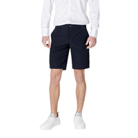 Image 1 : Bermuda Armani Exchange homme bleu marine en polyamide élasthanne, vue de face portée avec chemise blanche et baskets blanches — Delvale