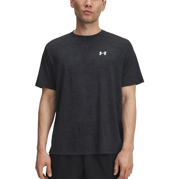 T-shirt technique Under Armour homme noir coupe droite motif texturé porté avec short noir, vue de face